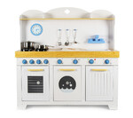 La charmante cuisine en bois de Saint-Tropez avec les accessoires 